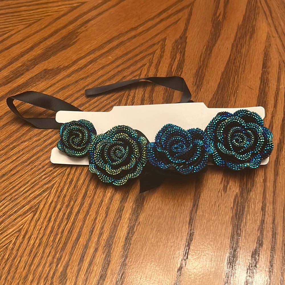 NWOT WOMEN NO BRAND BLACK BLUE GREEN ROSE DESIGN CHOKER NECKLACE W/ BLACK STRING